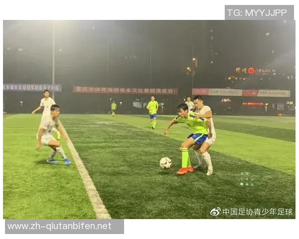 足球明星齐聚活动现场展现风采引发粉丝热烈追捧与媒体关注